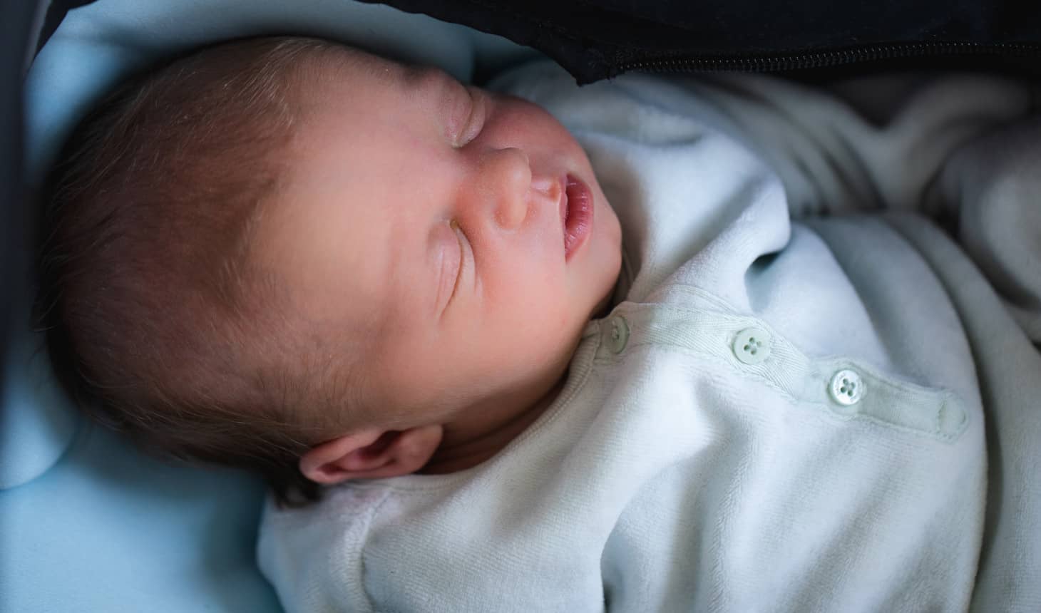 recién nacido que está dormido en el coche