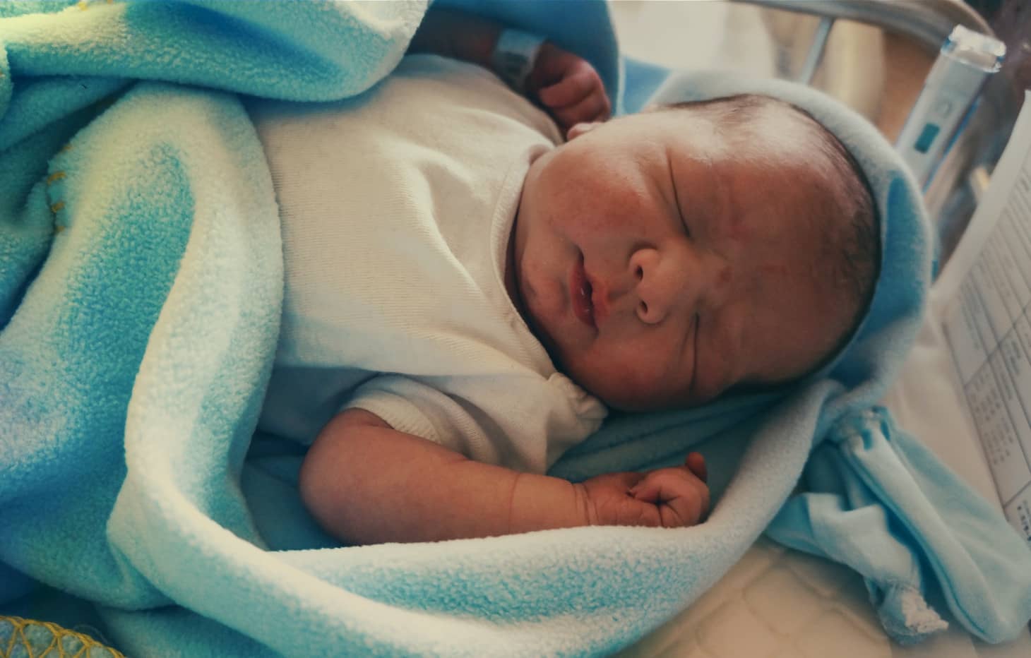 un bebé recién nacido envuelto en una mantita