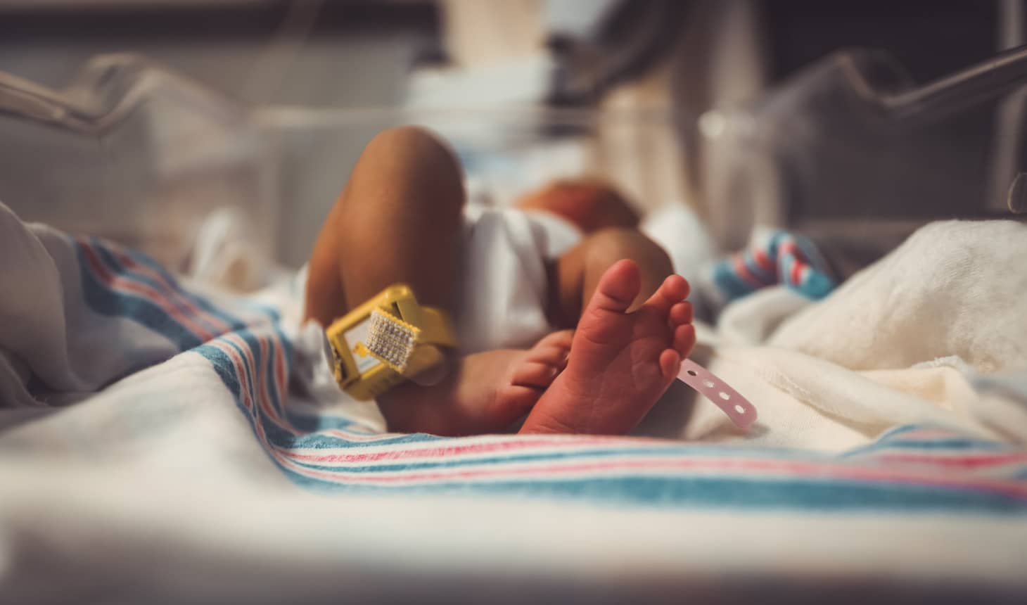 un recién nacido en la cuna del hospital