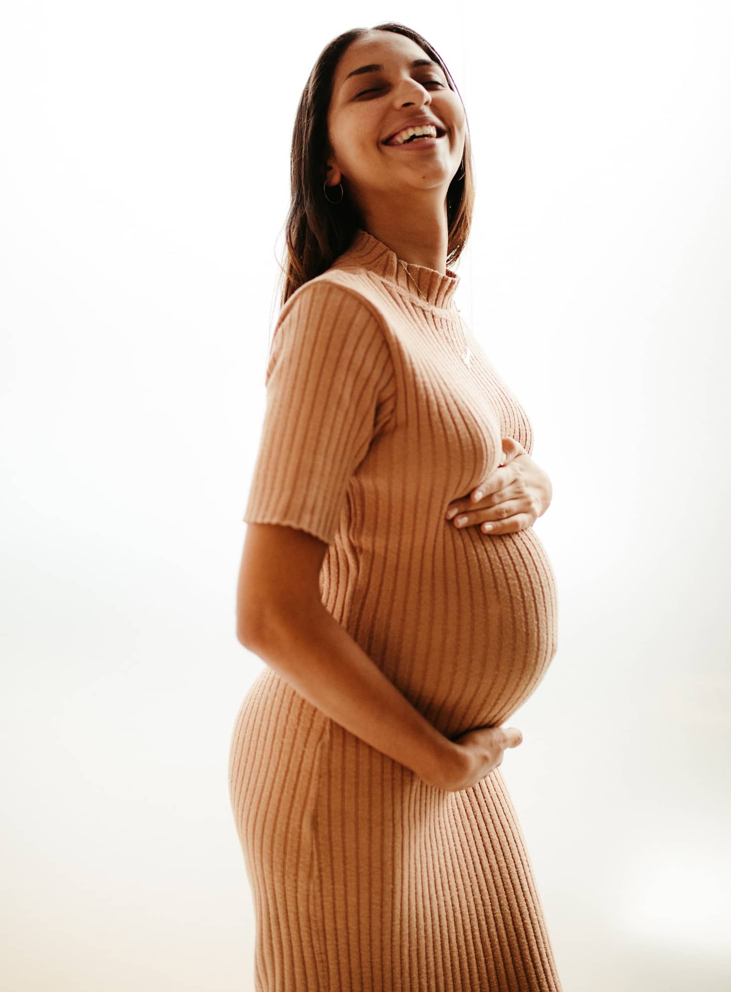 feliz y contenta con su embarazo