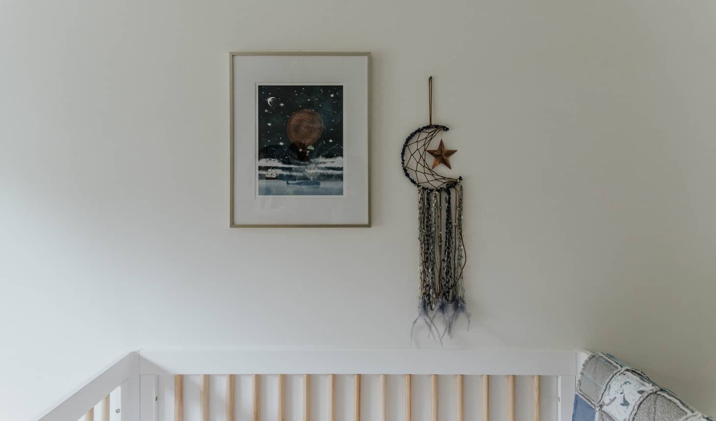 habitación de bebé con una cuna