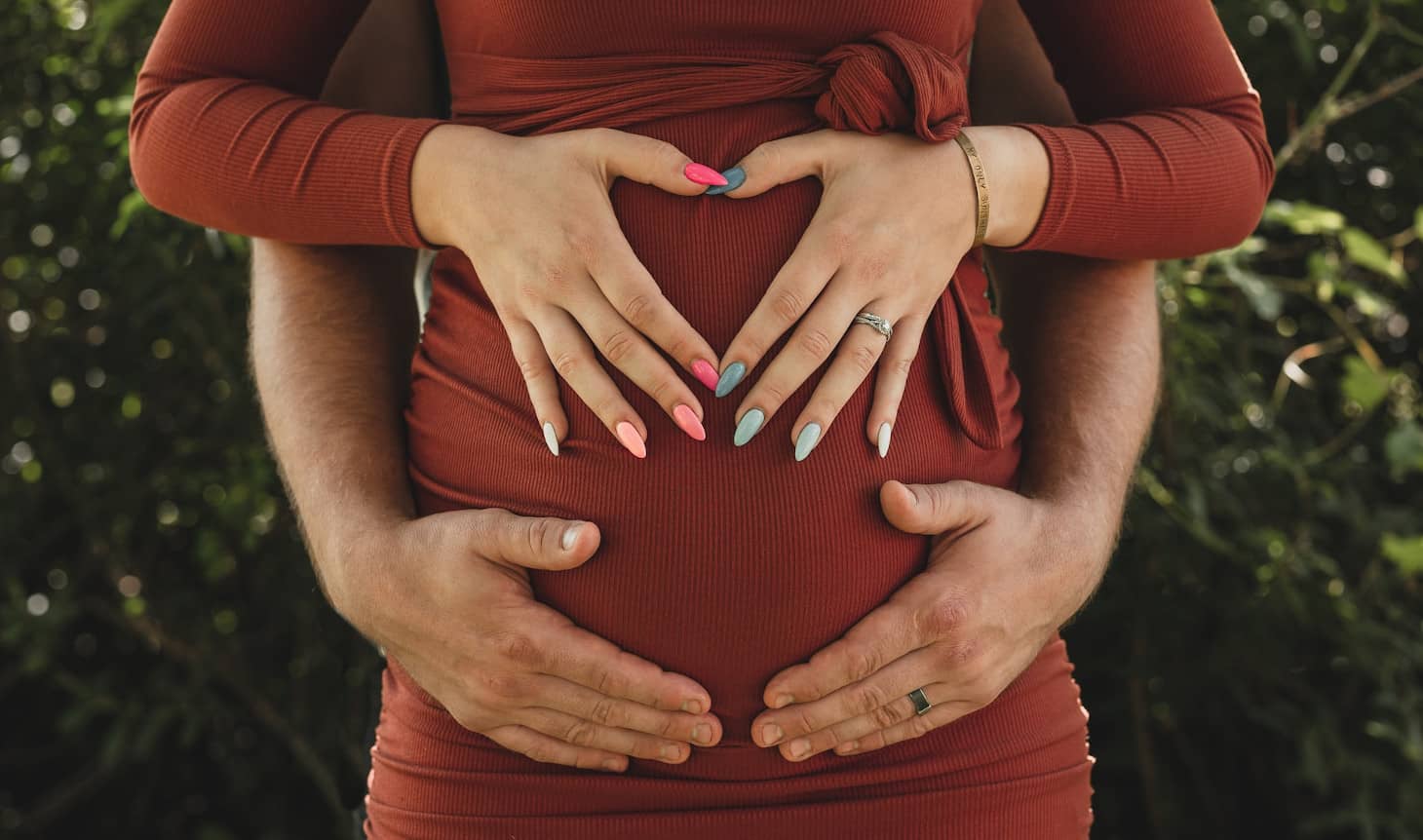 mujer embarazada con las uñas pintadas