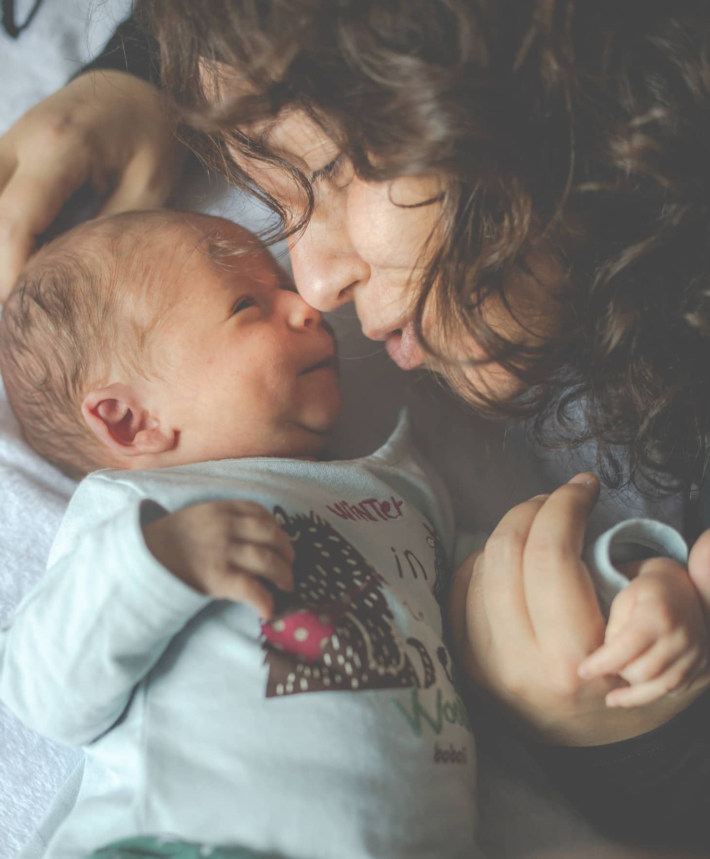 mamá que frota la nariz con su recién nacido