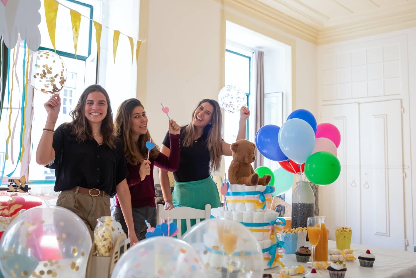 amigas a punto de celebrar la fiesta del bebé