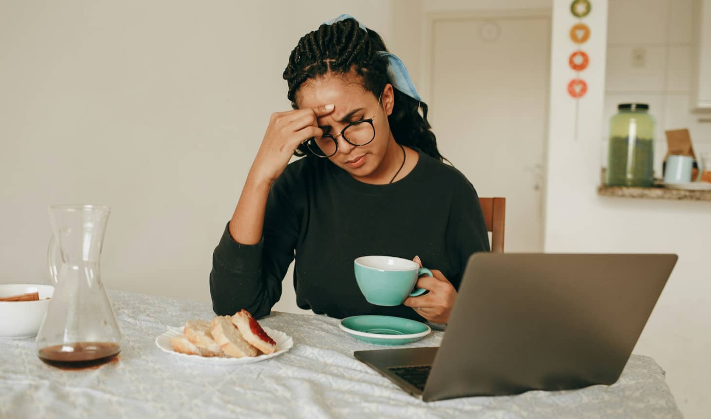mujer haciendo cálculos