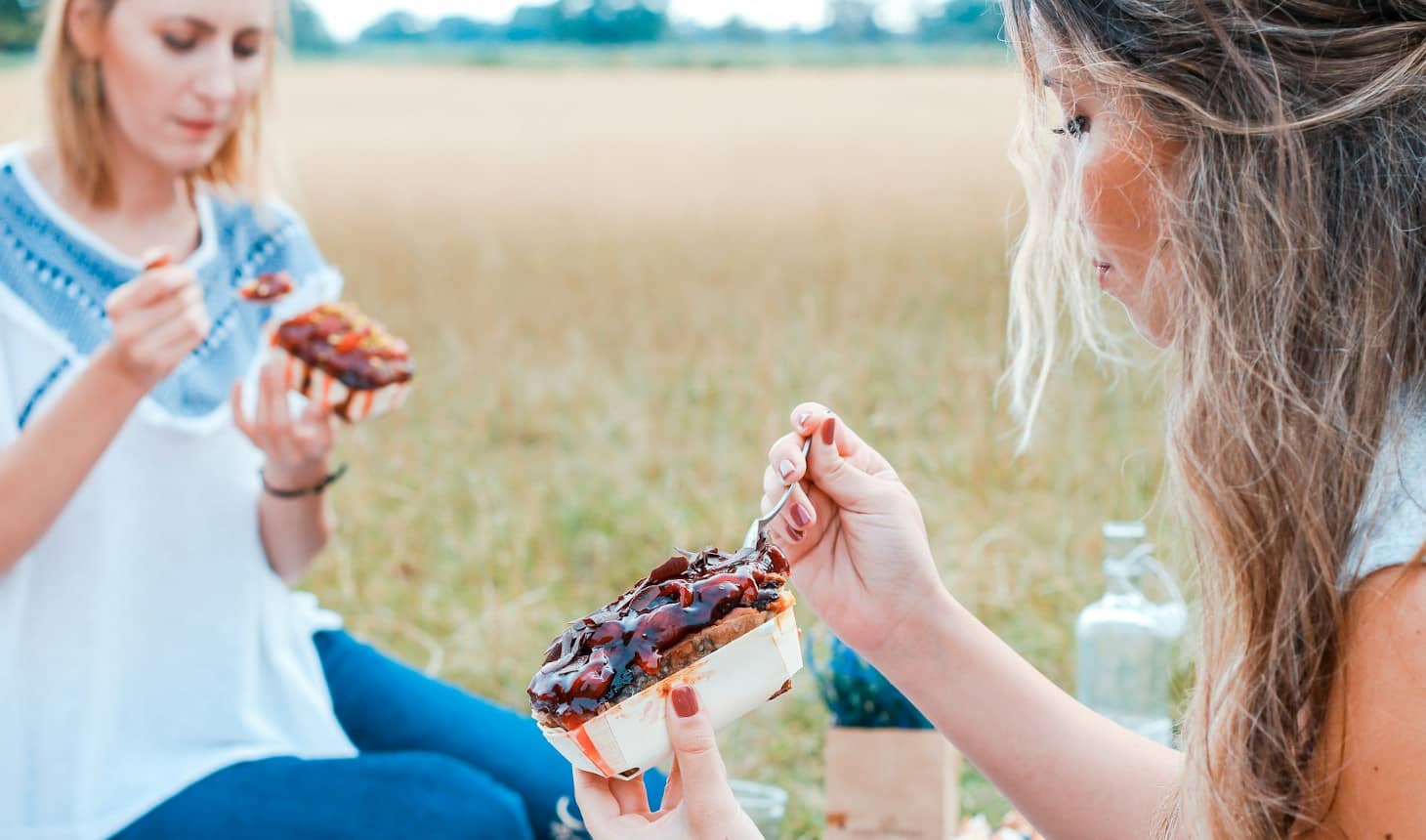 amigas comiendo dulce en el parque