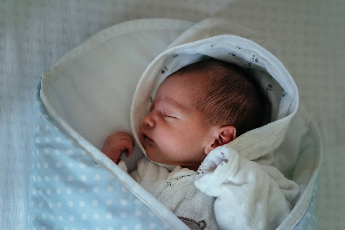 bebé en una manta arrullo