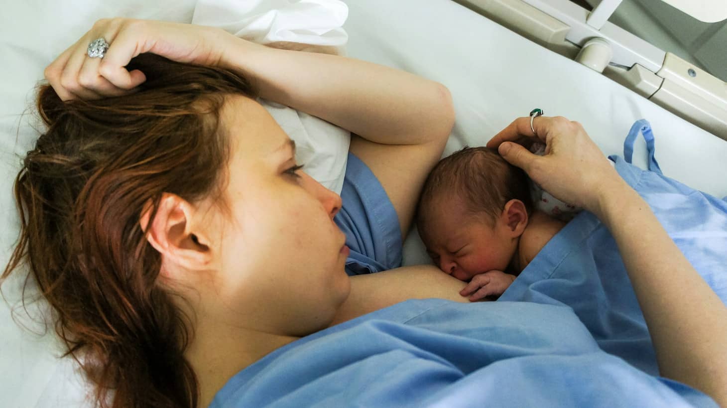 recién nacido con su madre en una cama de hospital