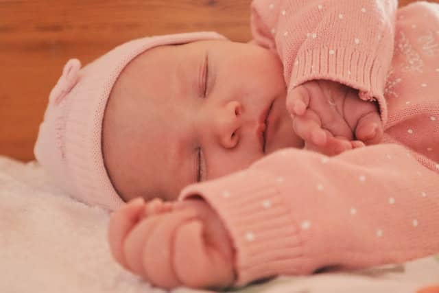 bebé vestido de rosa durmiendo