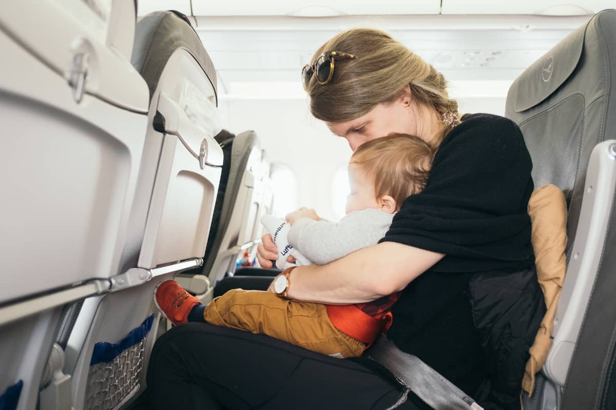 una mamá con su bebé sentaditos en el avión