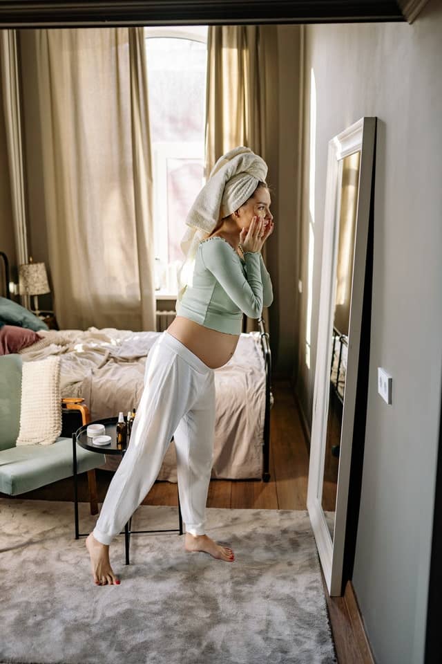 embarazada observándose