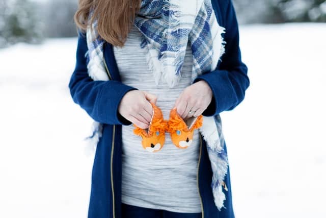 futura mamá con patucos