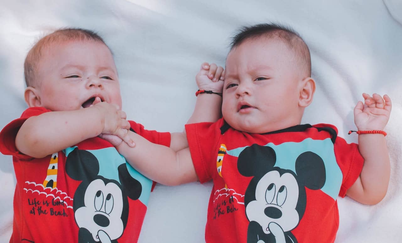 bebés gemelos con una camiseta de mickey mouse