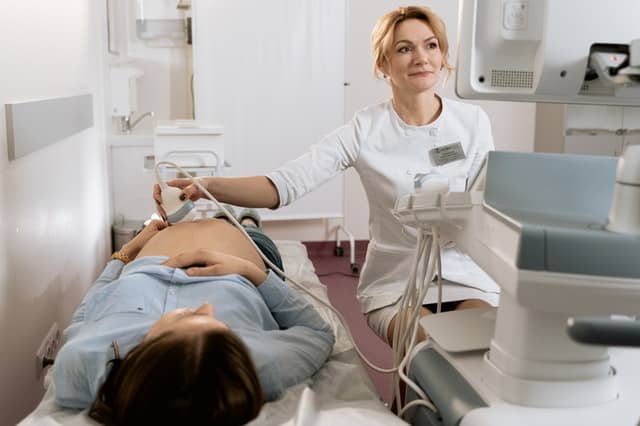 médico realizando ecografía