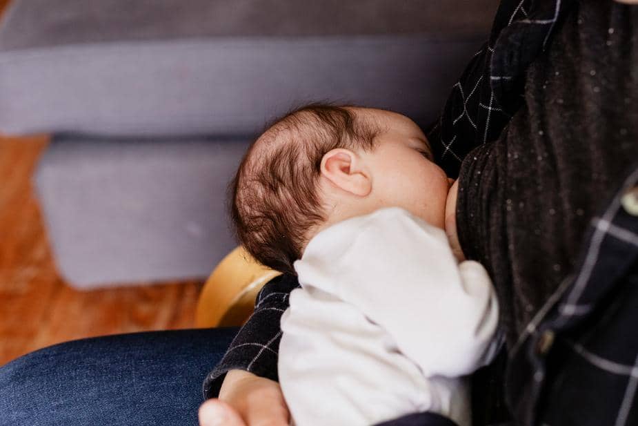 un pequeñín mamando