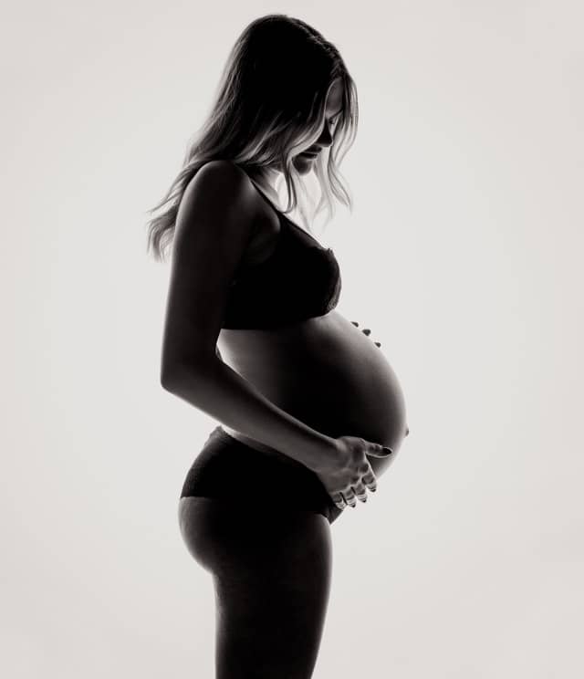 mujer embarazada con gran vientre