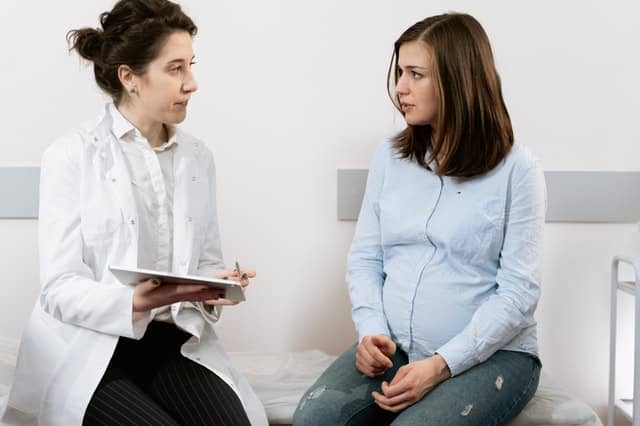 mujer hablando con su médico