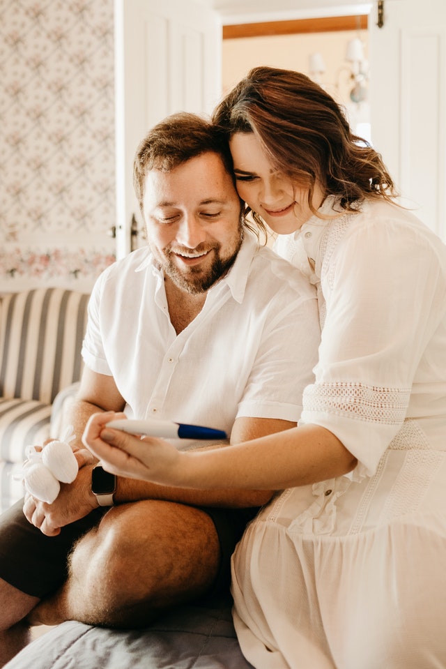 pareja haciendo un test de embarazo