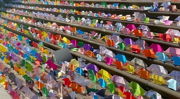 Origami houses highlight crisis