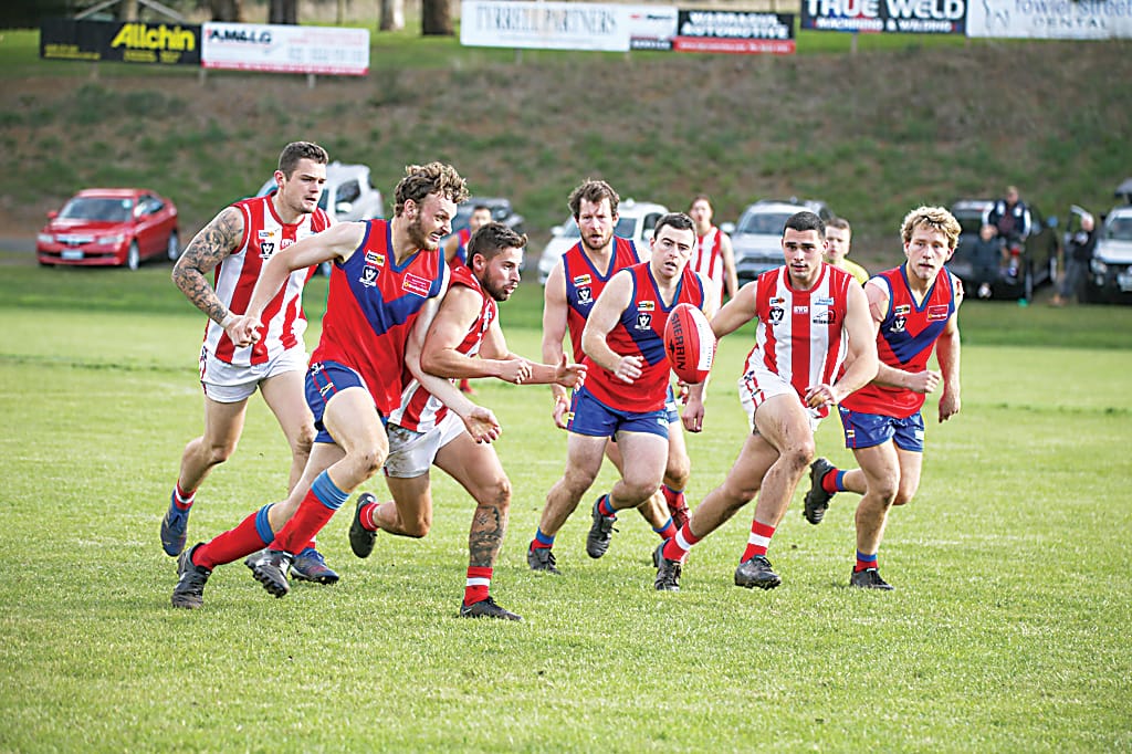 Ladder leading Lyrebirds battle third placed Bloods