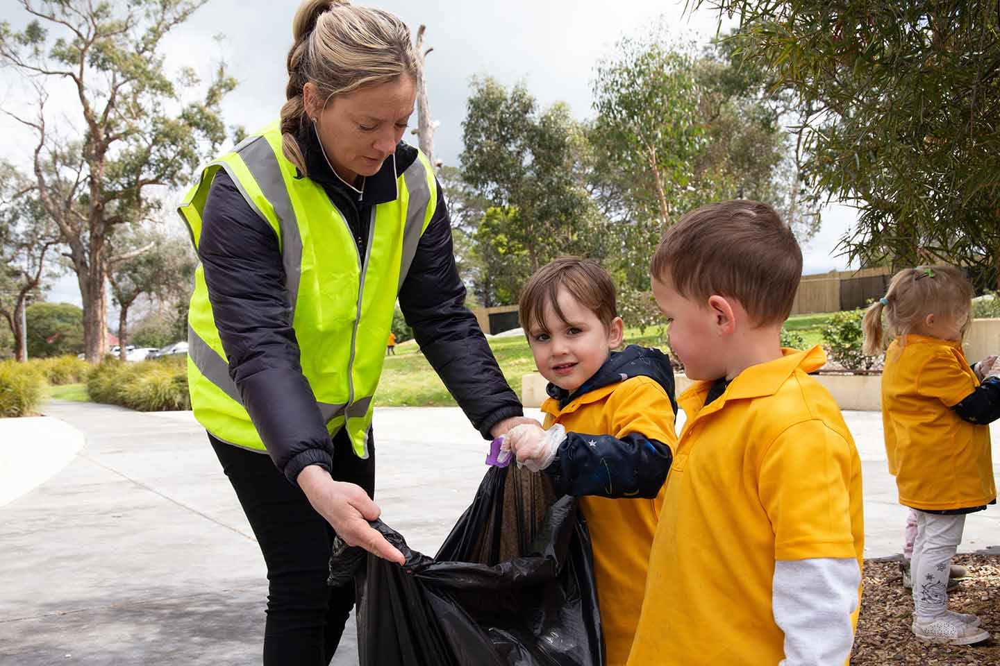 Bunyip children lend a hand