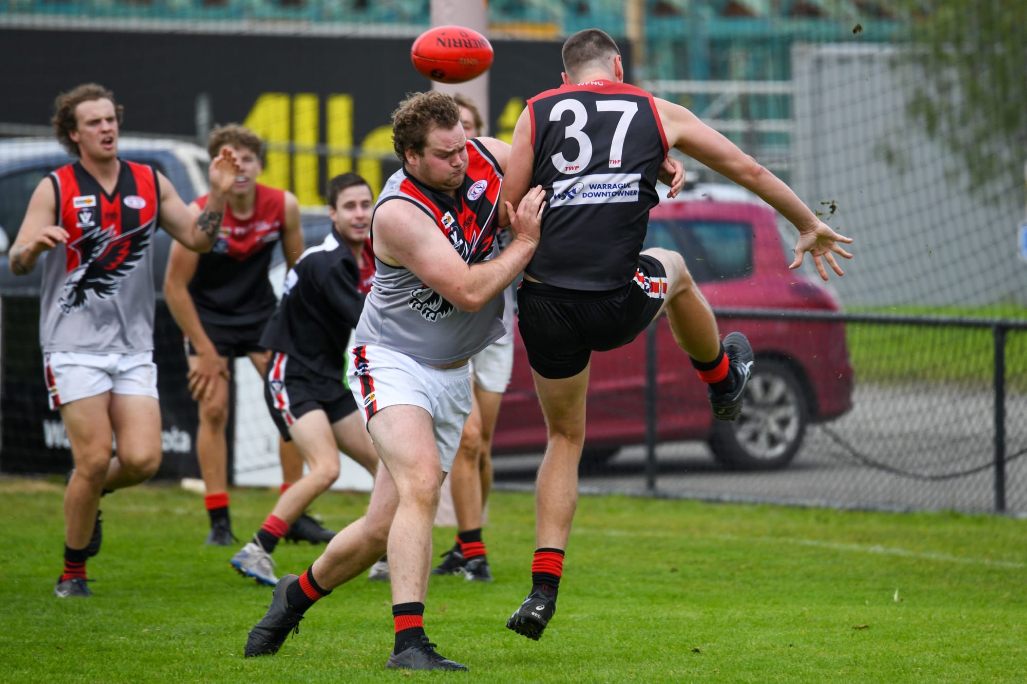 Eagles swoop late to steal thriller