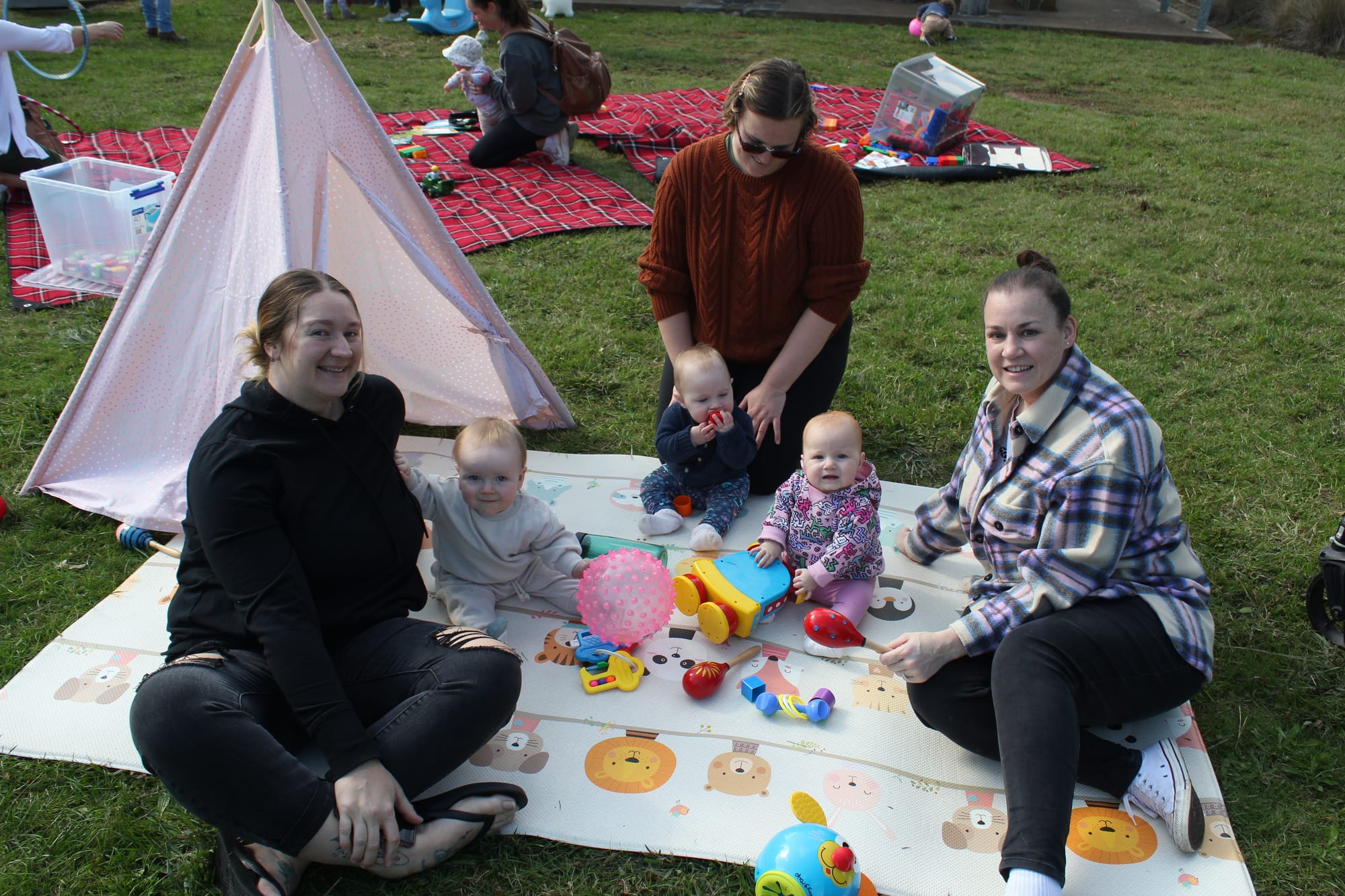 Mum's (l-r) Terri Sutherland, Paula Deane and Leah Olsen with Elijah Sutherland, Robyn Deane and Daisy Nott