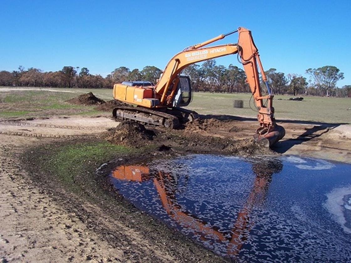 To clean or not to clean? Managing dam sediment