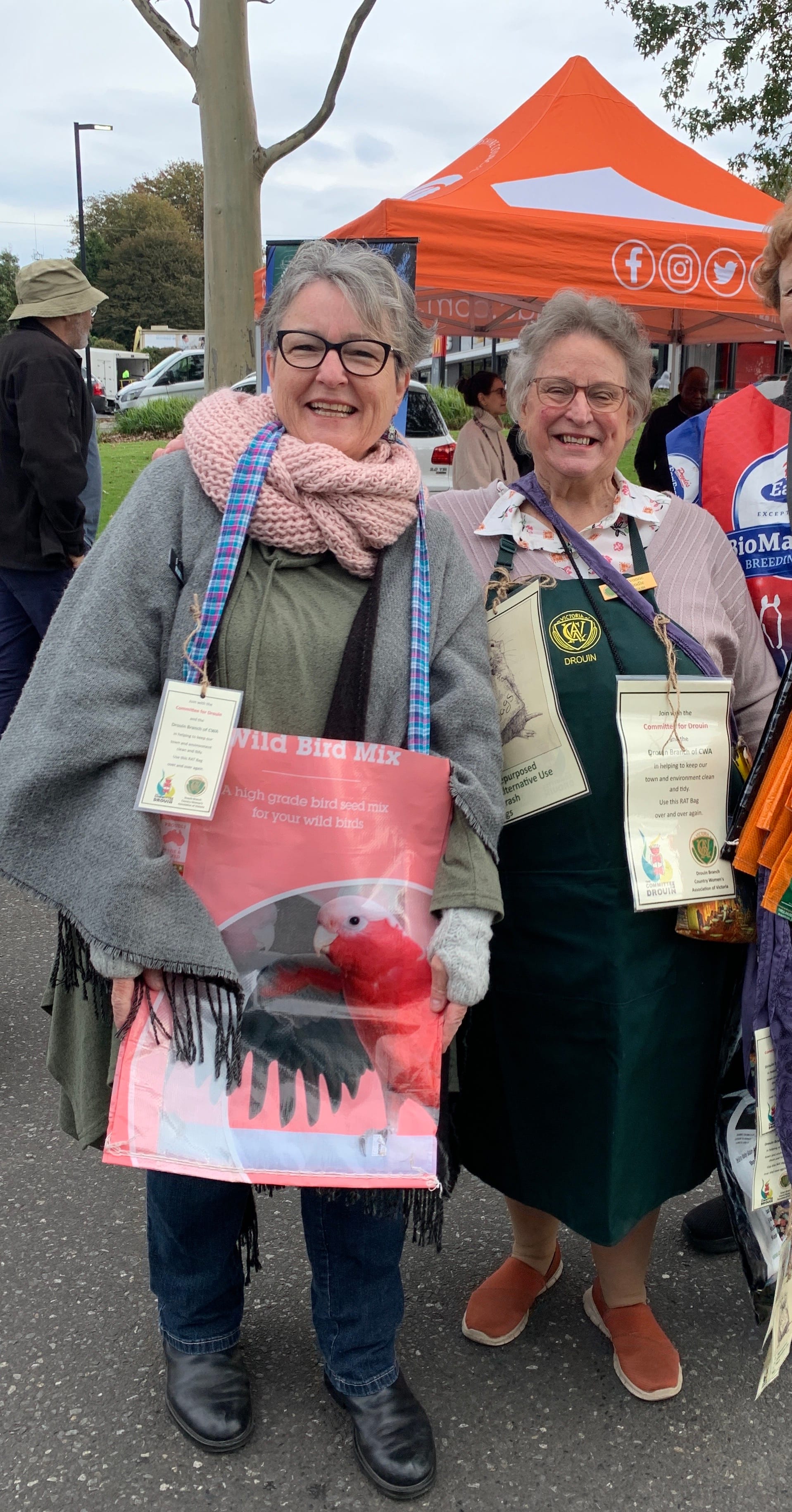 Mayor Annemarie McCabe and Yvonne from the Country Women's Association.