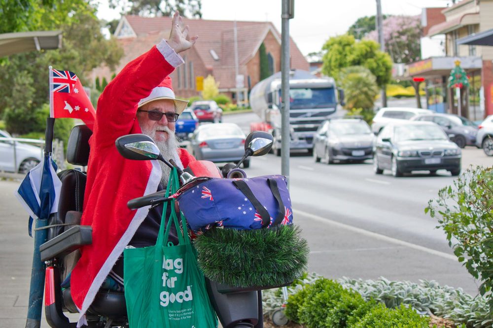 Gary Hart spreads Christmas cheer in Drouin post image
