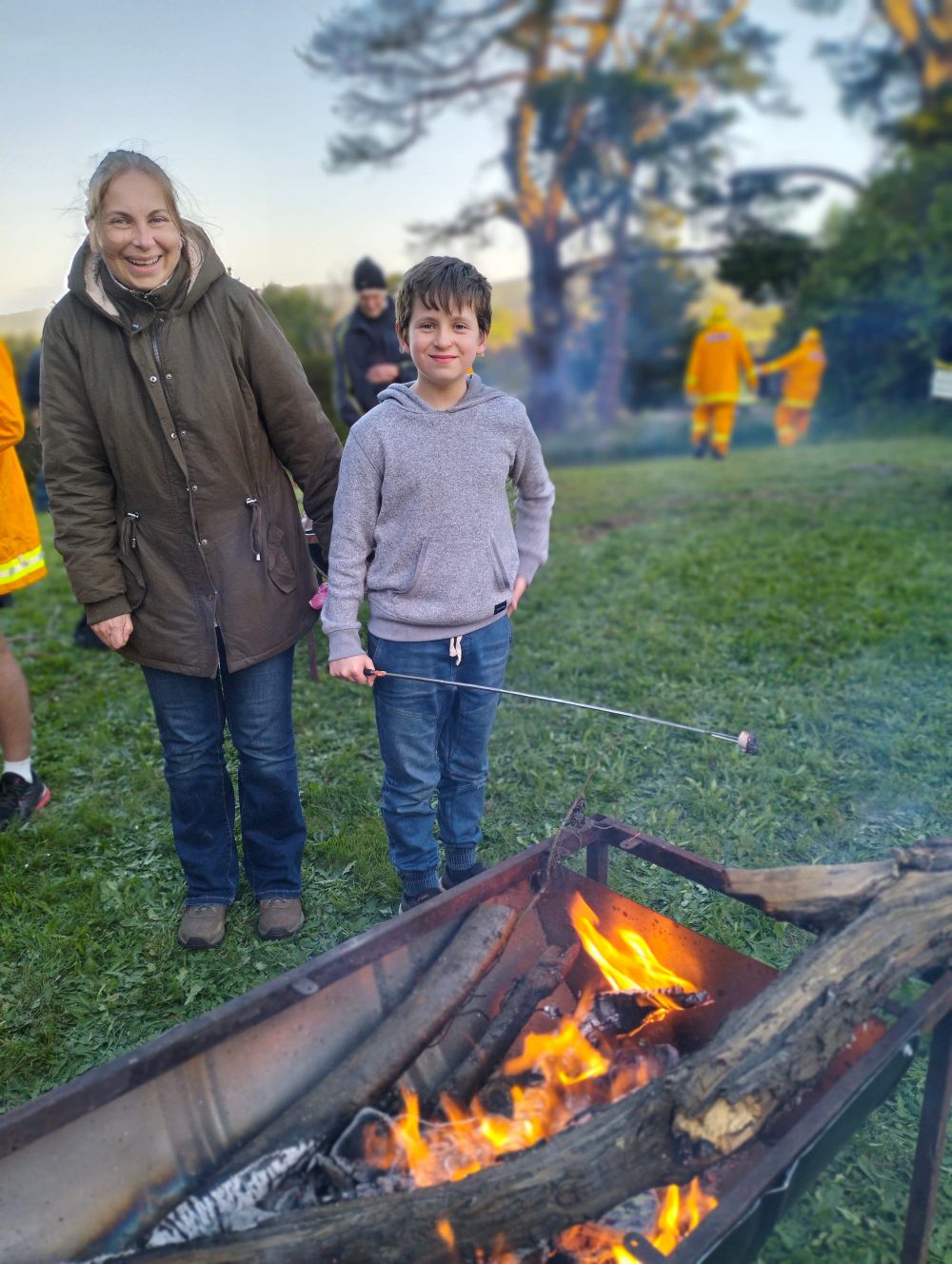 Families enjoy bonfire post image