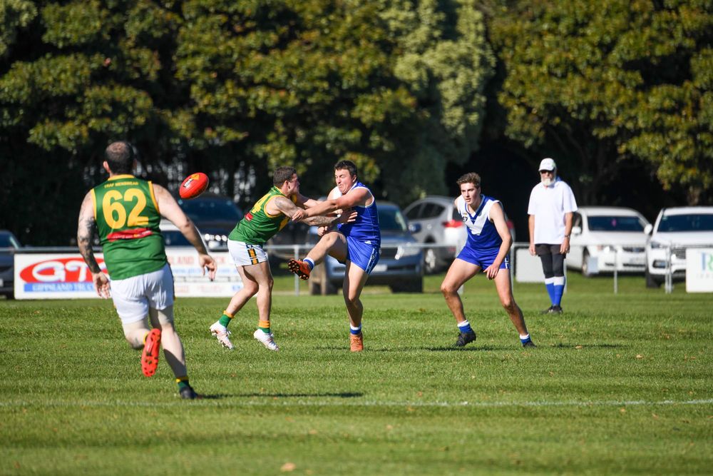 Premiership contenders meet in opening round of Mid Gippsland post image