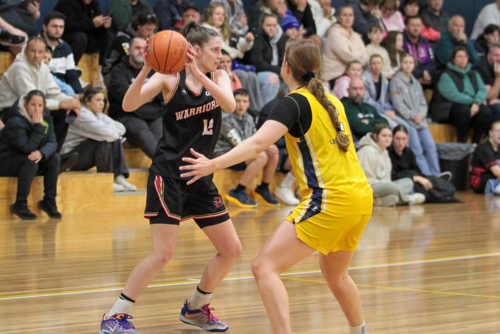 Hundreds gather to welcome Warriors post image