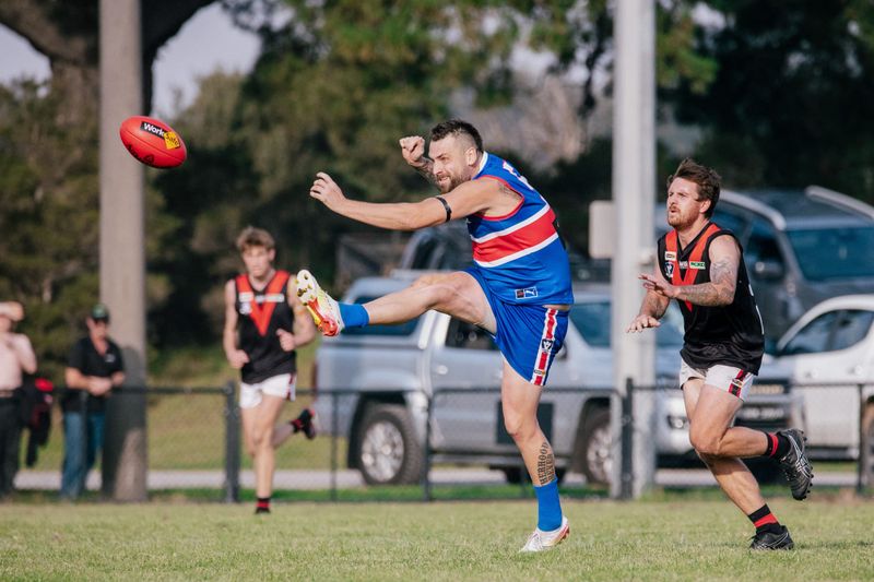 Bombers battle Bulldogs in Ellinbank and District post image