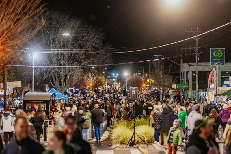 Snowfest attracts 20,000 post image