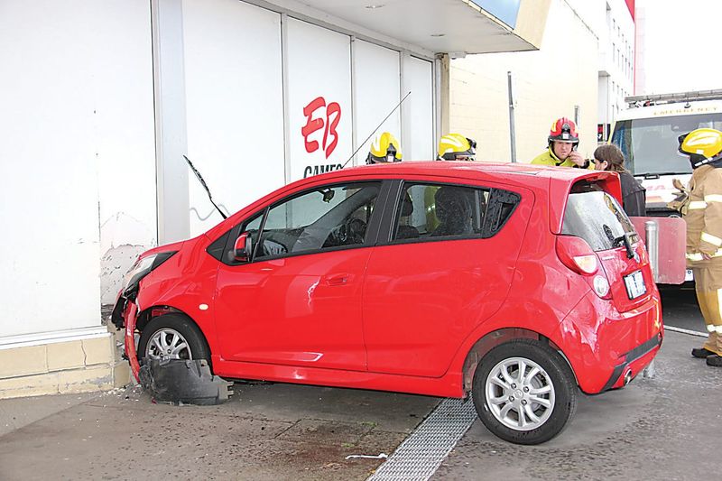 Car crashes into arcade post image