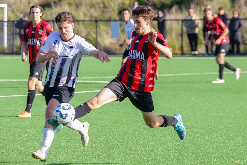 United triumph to keep season alive post image