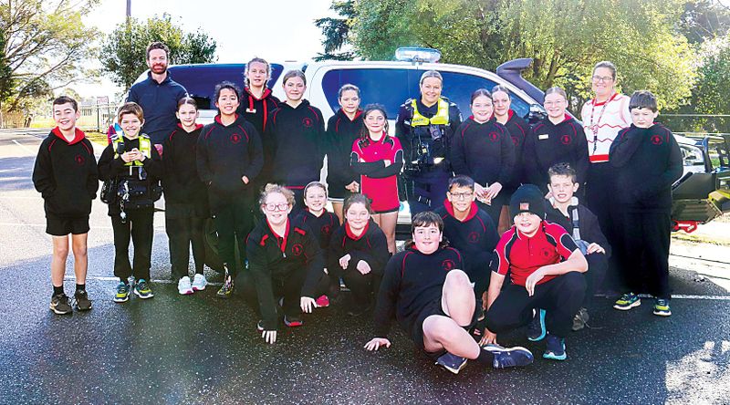 Students thank first responders post image