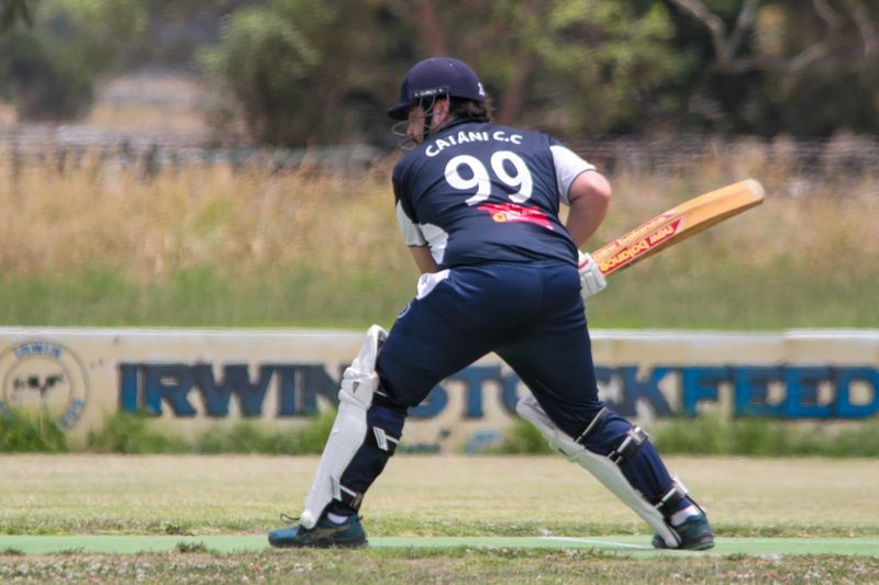 Cats blast Crows in division three post image