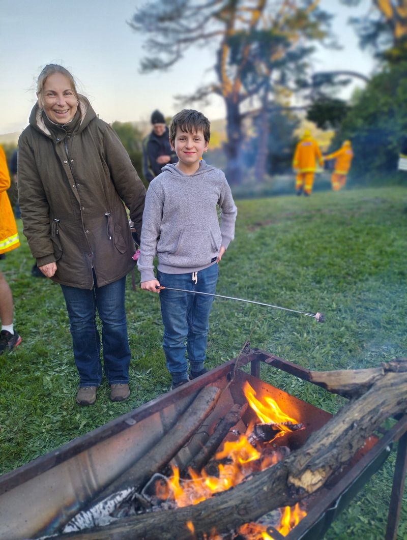 Families enjoy bonfire post image