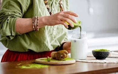 Preparing ashitaba powder in a morning wellness drink — common administration method