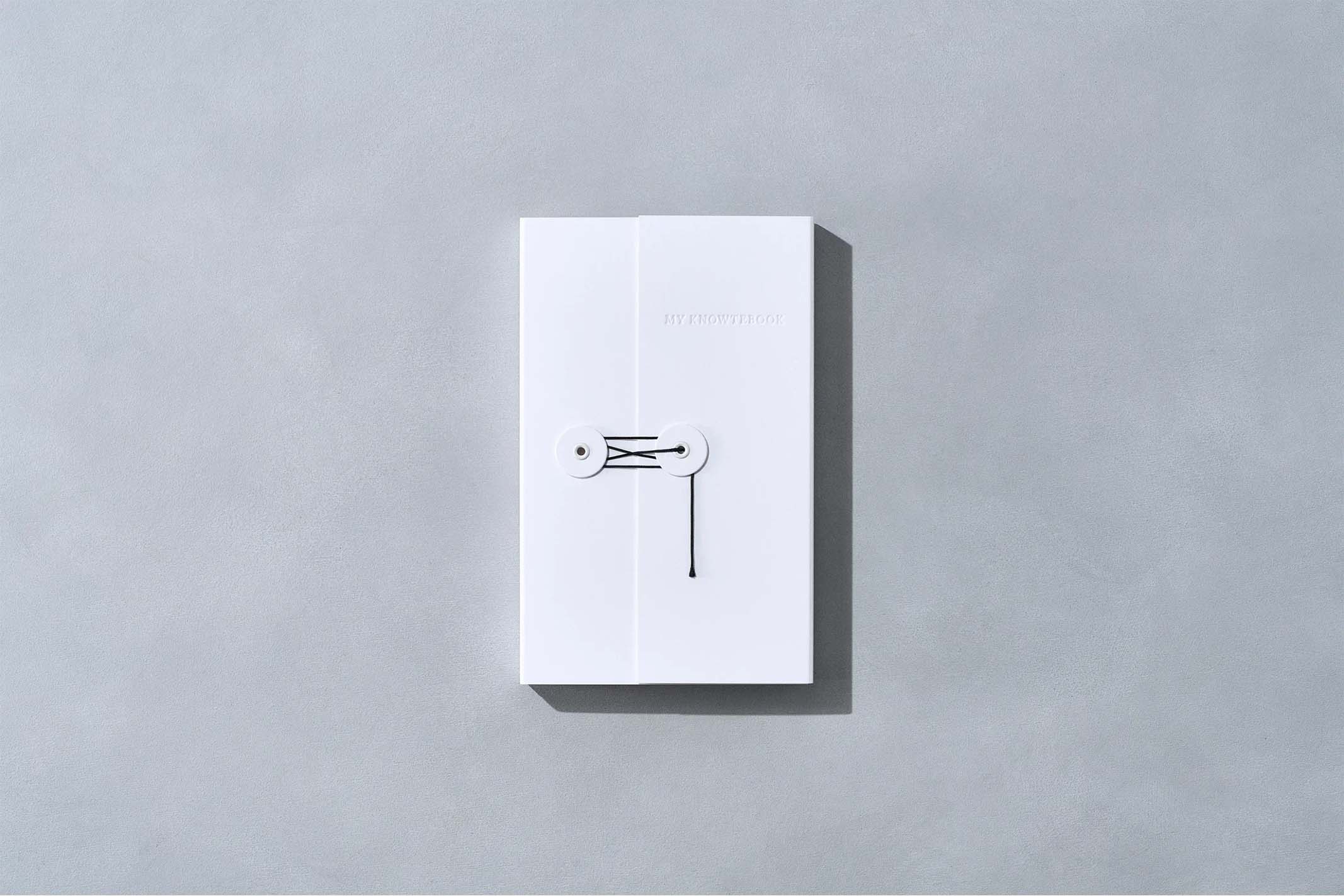일본 대표 광고대행사 하쿠호도(HAKUHODO)가 취준생을 위해 제작한 MY KNOWTEBOOK 모습. 겉이 흰색이고 끈으로 동여매져 있다.