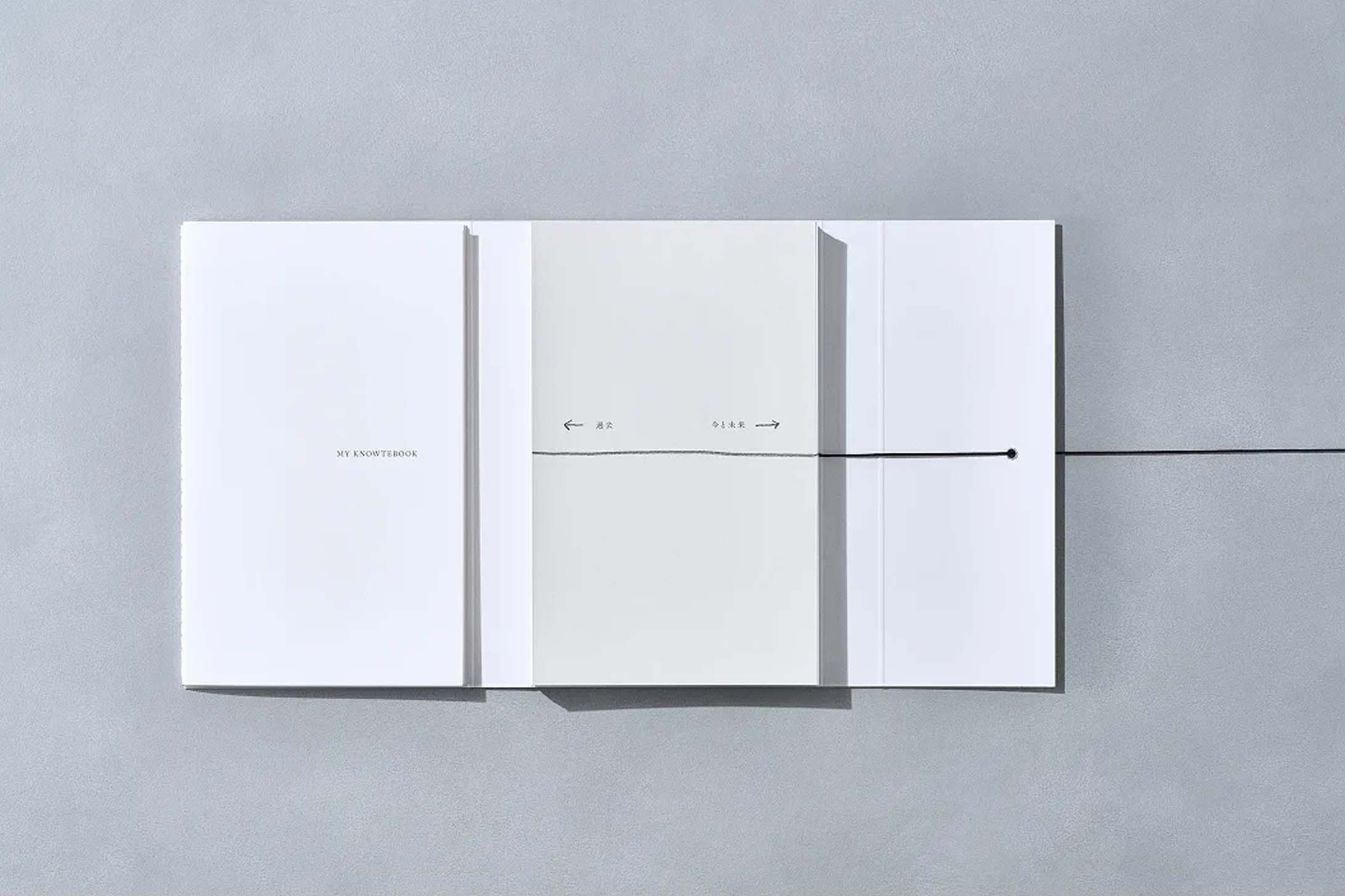 일본 대표 광고대행사 하쿠호도(HAKUHODO)가 취준생을 위해 제작한 MY KNOWTEBOOK 모습. 끈을 풀면 흰색 노트가 열려있다.