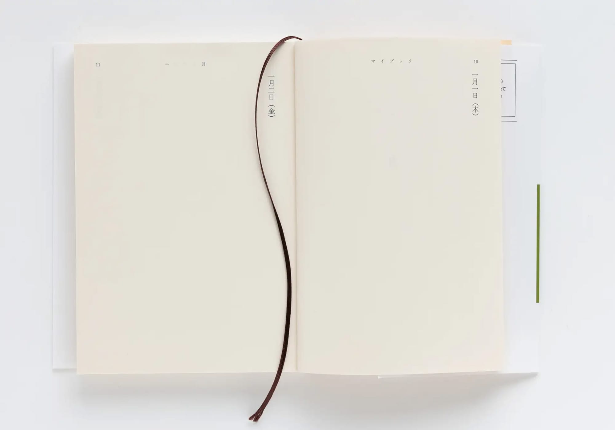 신초샤가 출시한 책 ‘마이북(マイブック, My Book)’ 내지 사진. 그해의 날짜와 요일만 적혀 있고 내용은 비워져 있다.