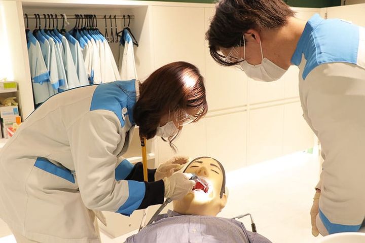 일본 키자니아가 진행하는 ‘어른의 키자니아(大人のキッザニア)’ 사진. 어른들이 치과 의사 체험을 하고 있다. 