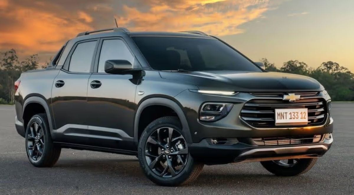 Chevrolet Montana modern turbo compact pickup front-three-quarter view – innovative unibody hauler with Multi-Flex cargo and 141 hp torque, the tech-savvy rival we crave in the States