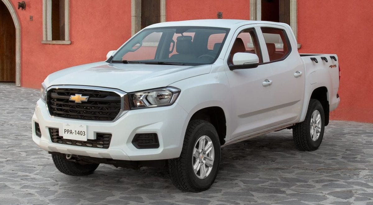 Chevrolet S-10 Max compact pickup from Mexico in trail-ready pose – turbocharged unibody hauler with over 2,200 lbs payload that GM keeps south of the border