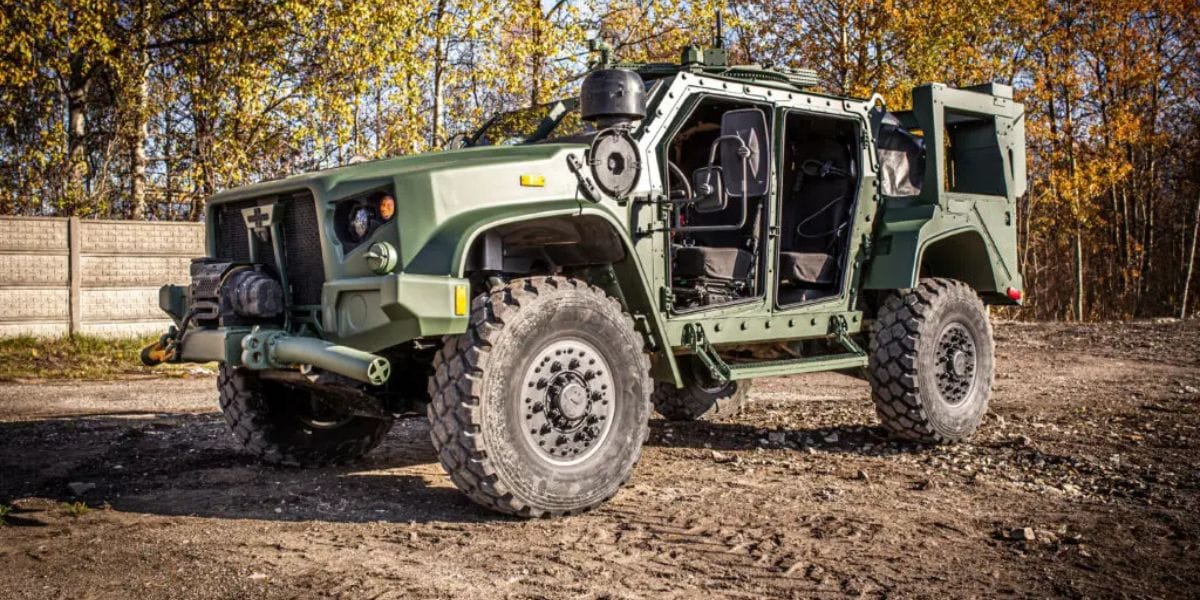 Oshkosh JLTV in doorless configuration – showcasing its modular design and high ground clearance for extreme off-road mobility