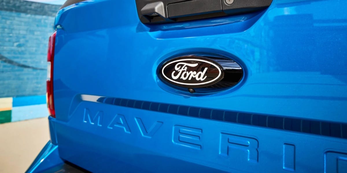 2025 Ford Maverick Lobo tailgate in Electric Blue