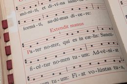 En guldskål fylld med rökelse